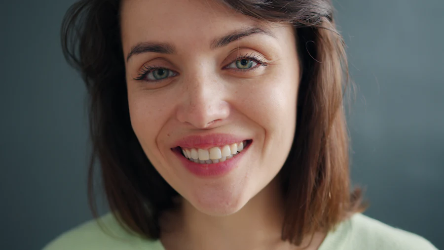 Mulher sorrindo, mostrando os dentes