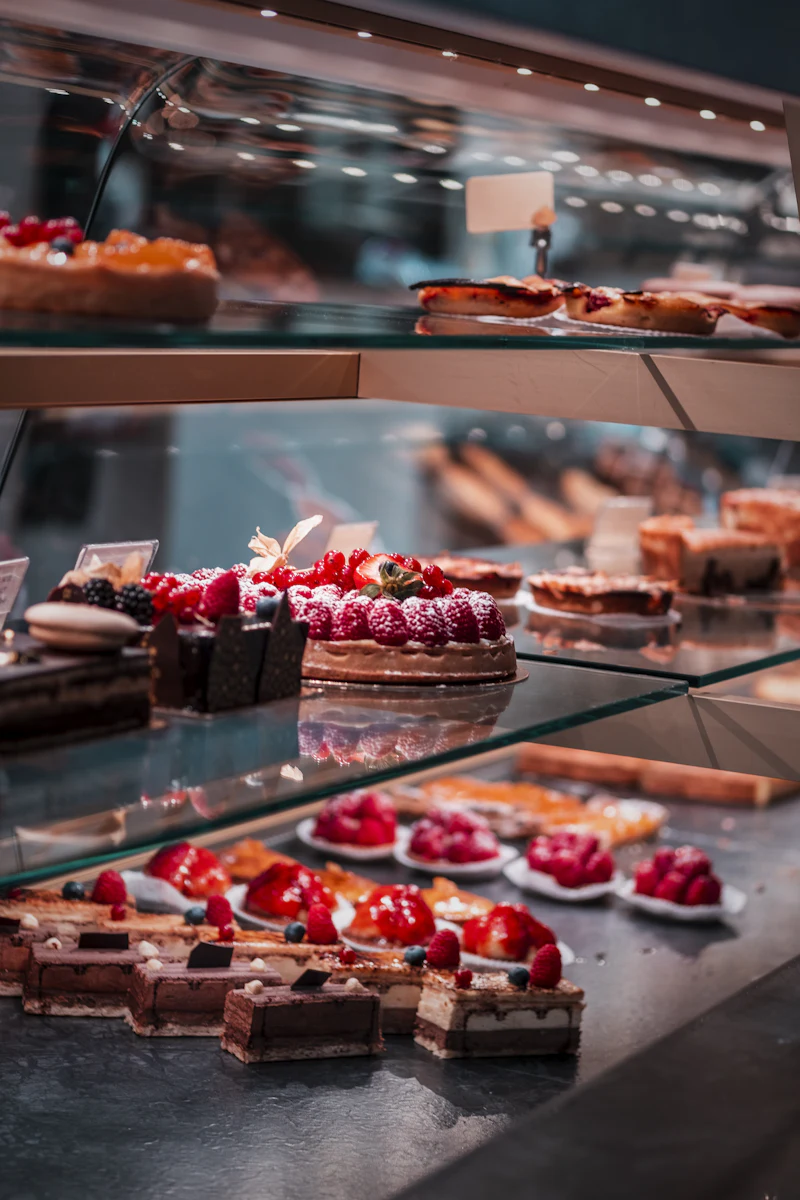 Vitrine de confeitaria com tortas de frutas vermelhas